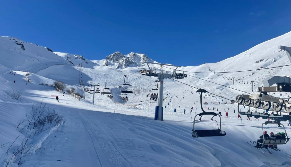 Montañas con nieve y telesilla