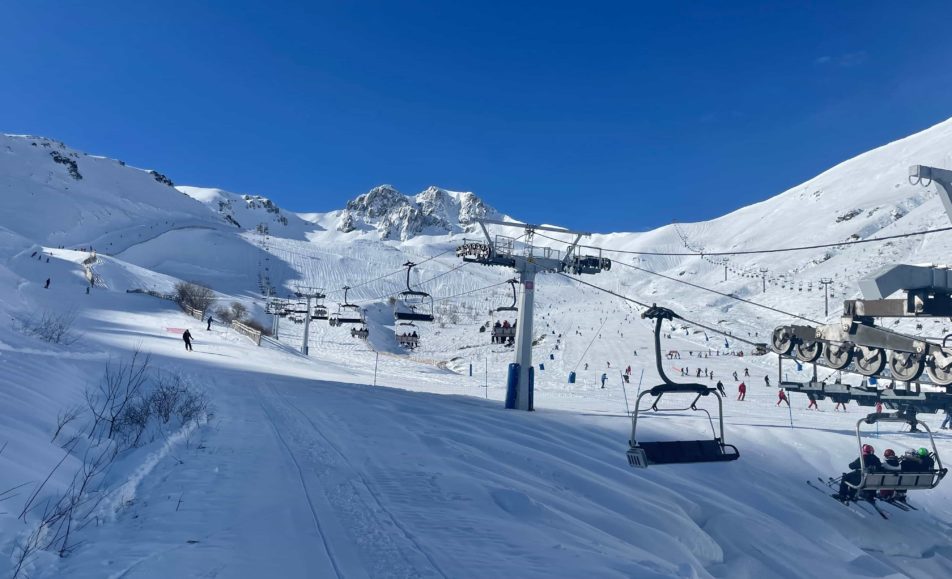 Montañas con nieve y telesilla