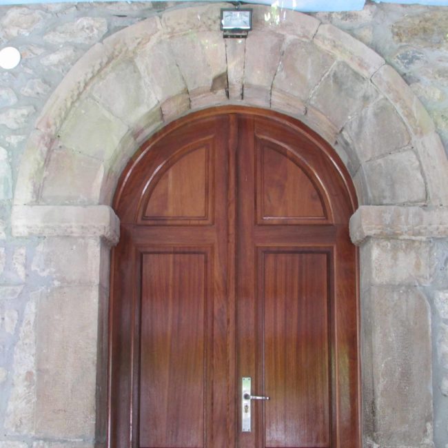 Puerta a la iglesia