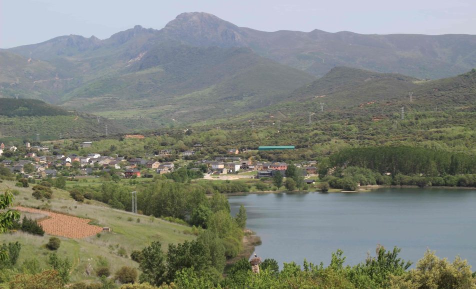 Lago con pueblo al fondo