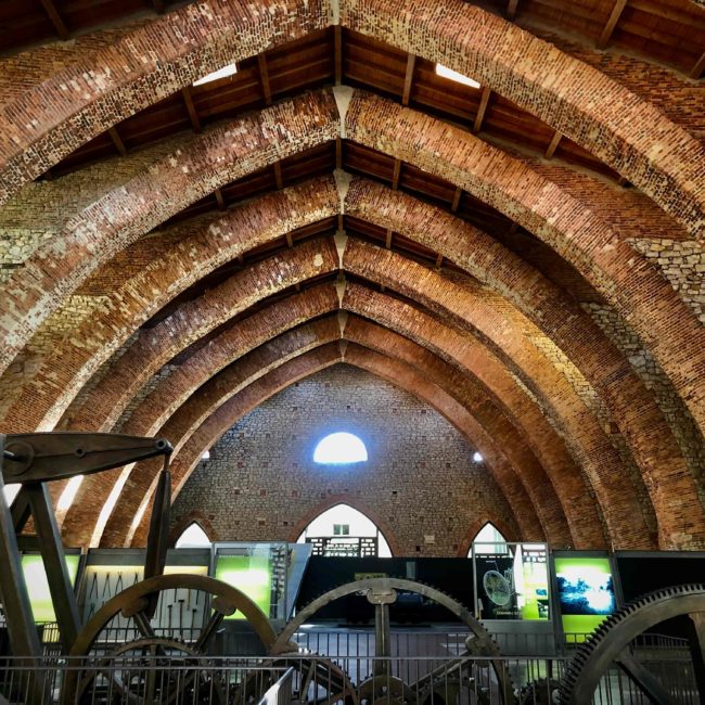 Interior del museo con arcos de piedra