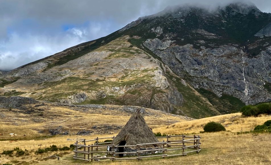 Caseta de paja en la montaña