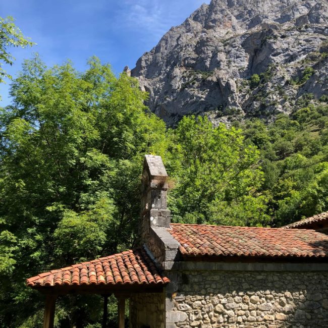 La ermita con las montañas detrás