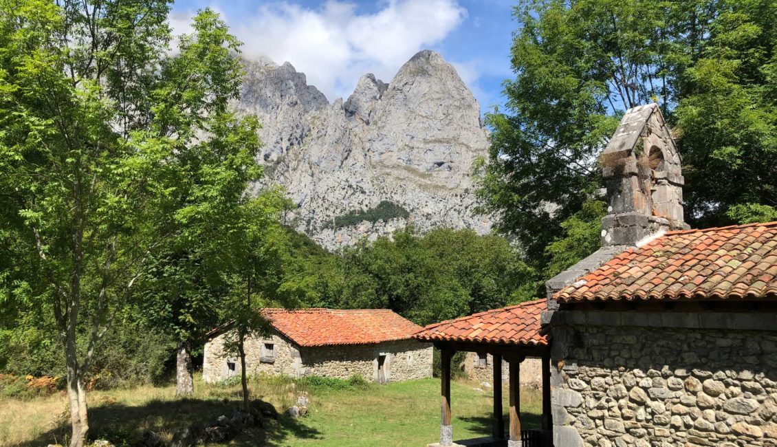 La ermita con las montañas detrás