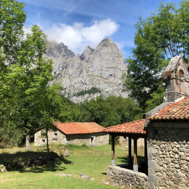 La ermita con las montañas detrás