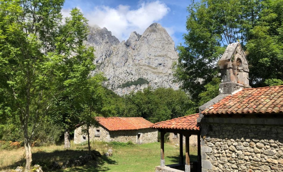 La ermita con las montañas detrás