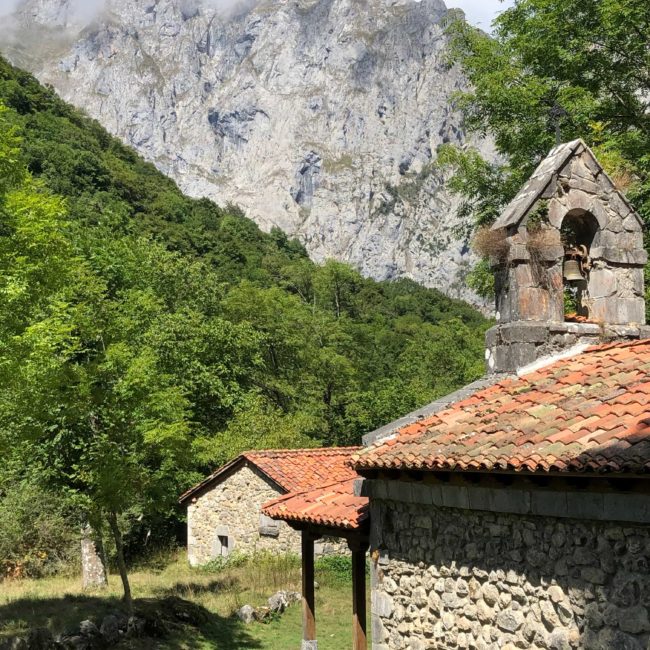 La ermita con las montañas detrás