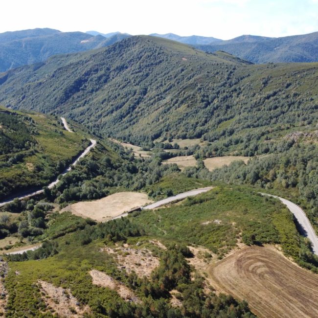 Carretera recorre las montañas