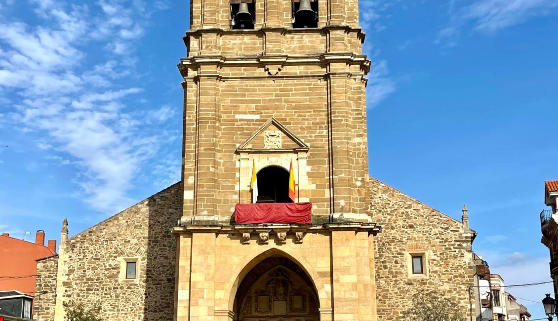 Imagen frontal de la iglesia