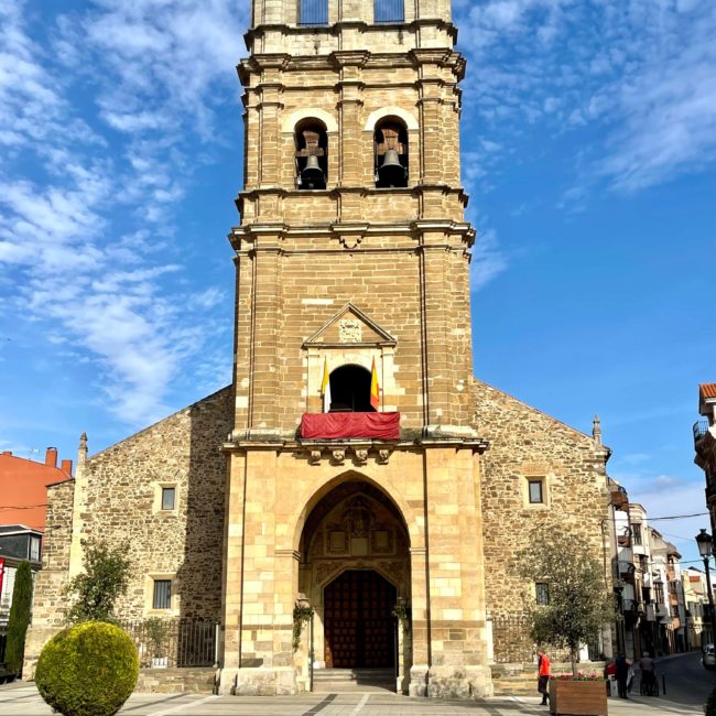 Imagen frontal de la iglesia