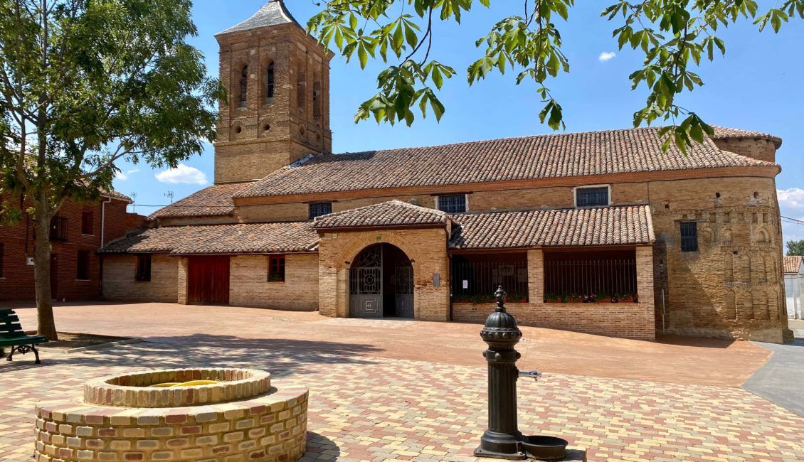 Iglesia y plaza del pueblo