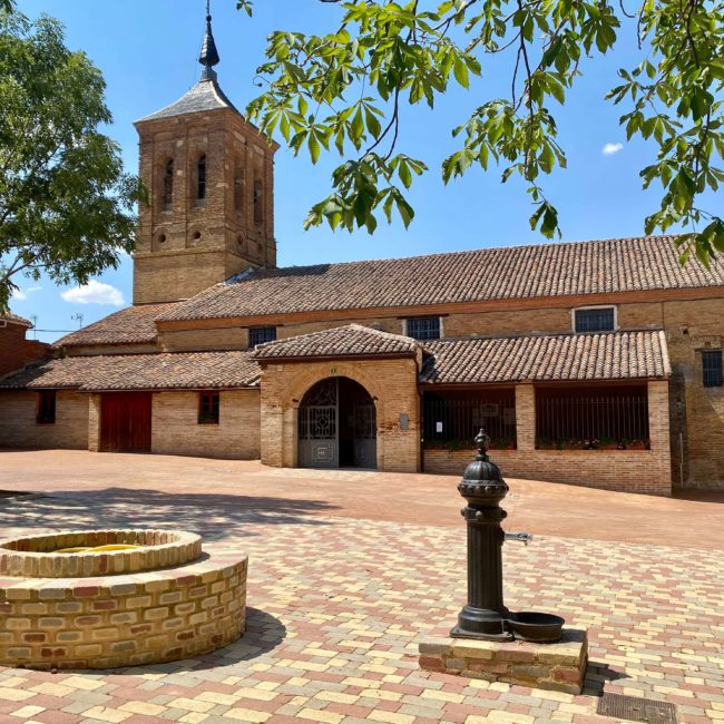 Iglesia y plaza del pueblo