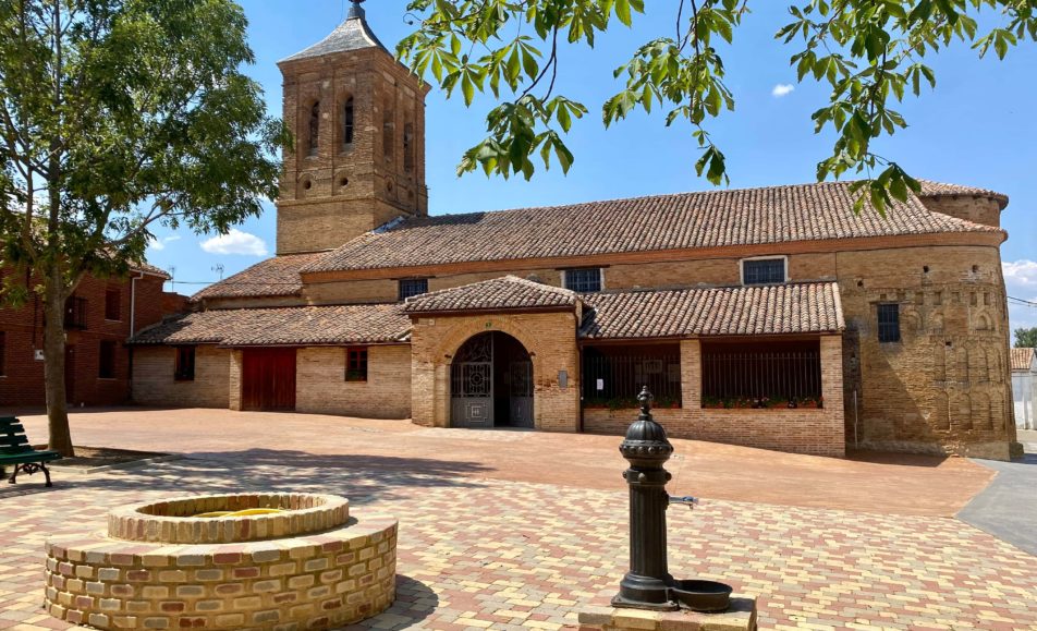 Iglesia y plaza del pueblo