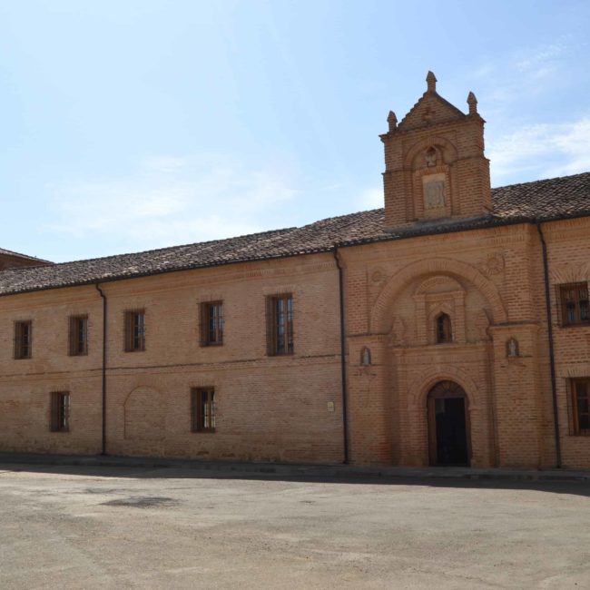 Fachada y puerta de entrada