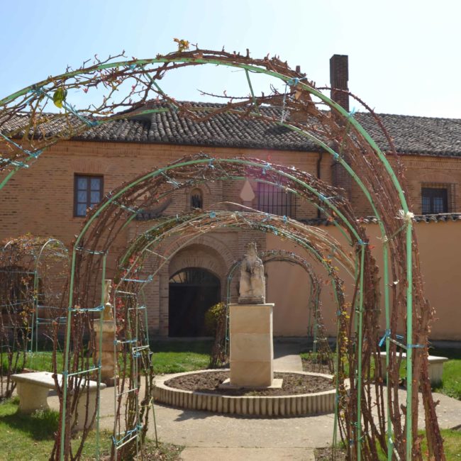 Patio con fuente del monasterio