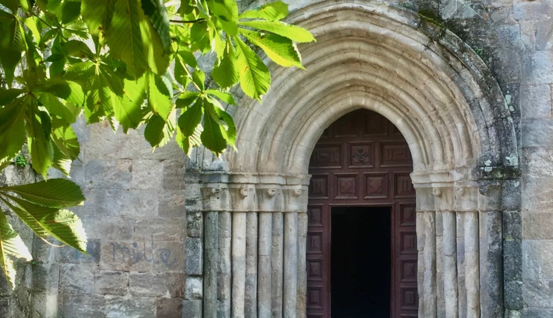 Puerta al monasterio