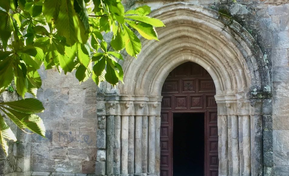 Puerta al monasterio