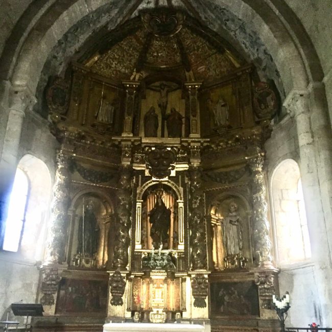 Interior del monasterio con esculturas