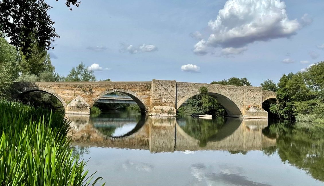 Puente de piedra con 4 arcos sobre el río