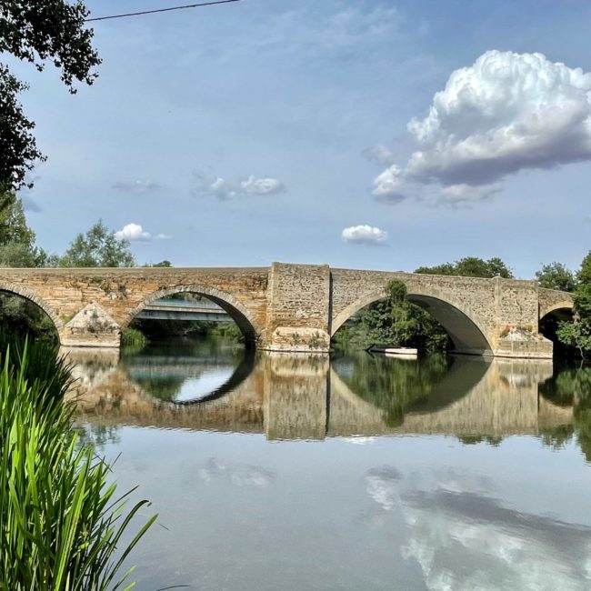 Puente de piedra con 4 arcos sobre el río