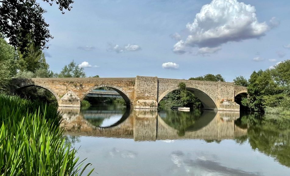 Puente de piedra con 4 arcos sobre el río