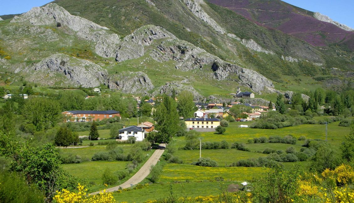 Casas entre montañas