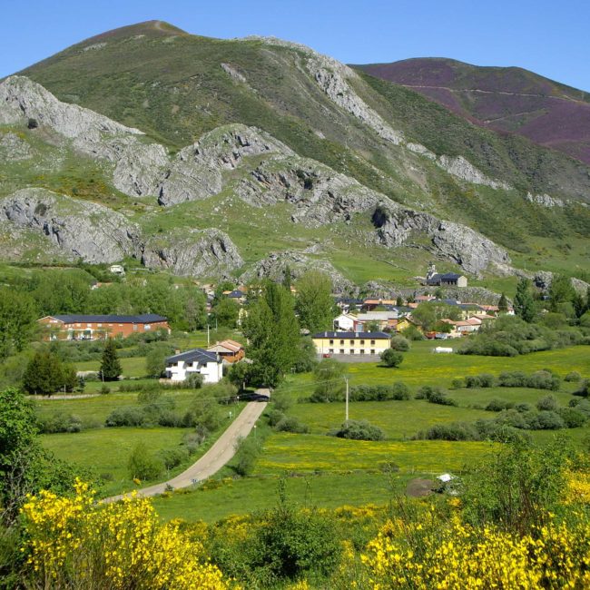 Casas entre montañas