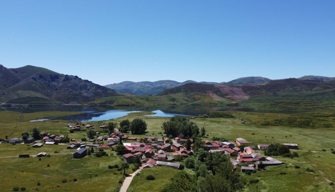 Pueblo con un lago