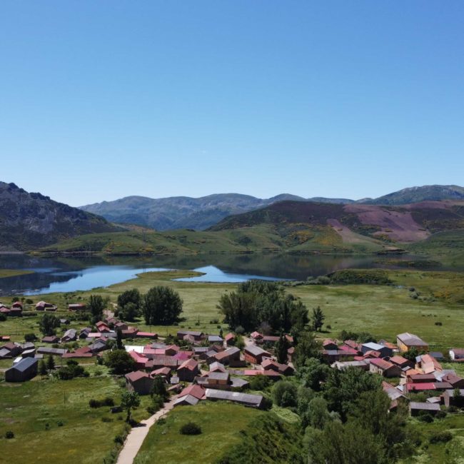 Pueblo con un lago