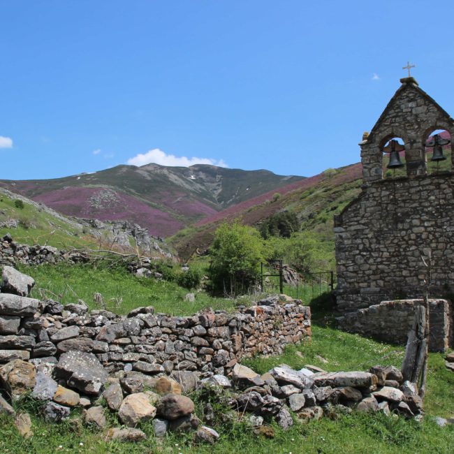 Iglesia y montañas