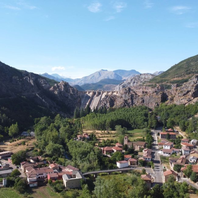 Pueblo entre montañas