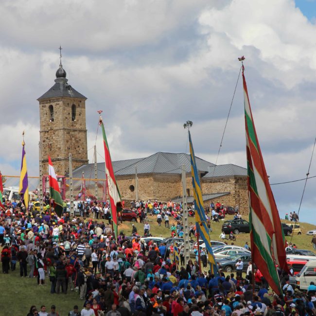 Gente reunida a las afueras