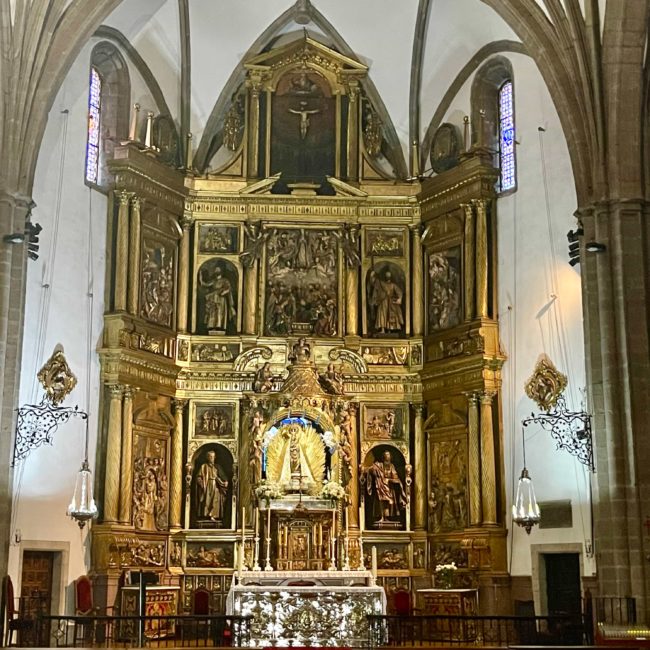 Interior de la basílica