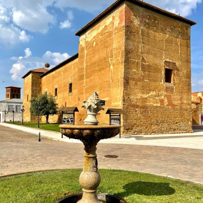 Fuente y castillo de fondo