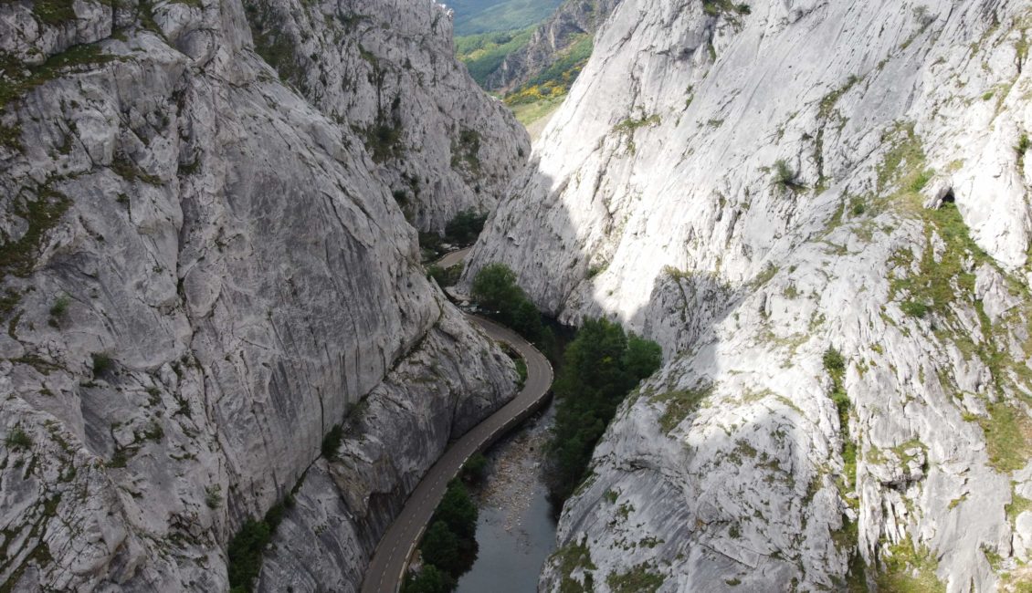 Carretera entre rocas