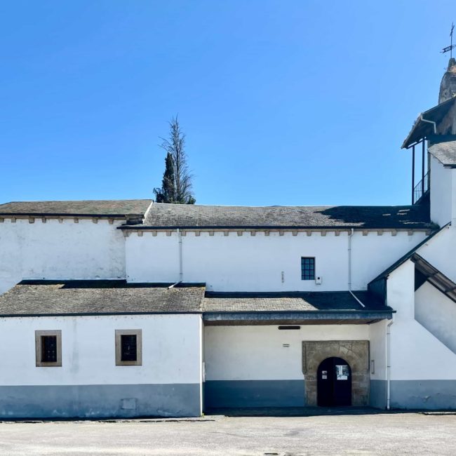 Vista lateral de la iglesia