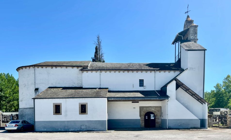 Vista lateral de la iglesia