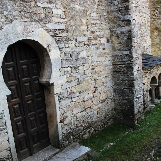 Puerta a la iglesia