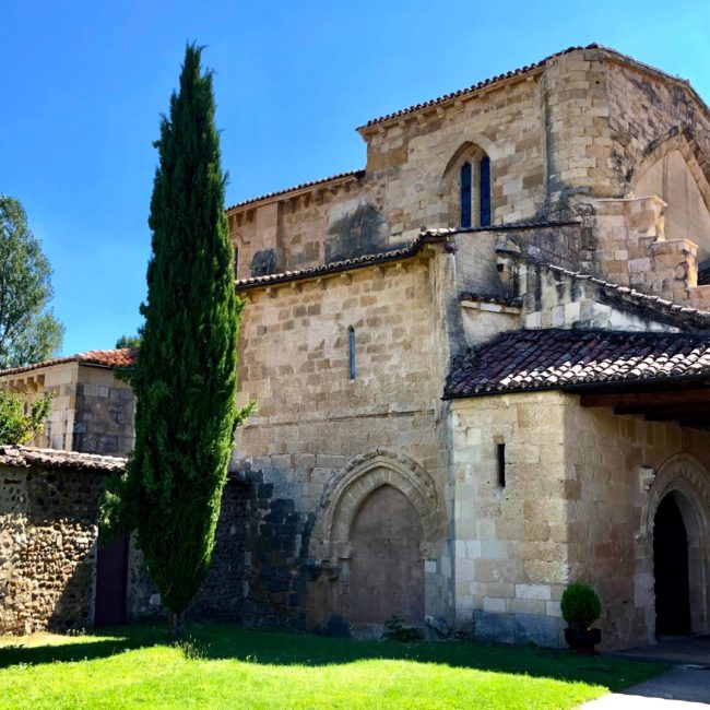 Exterior del monasterio con jardín