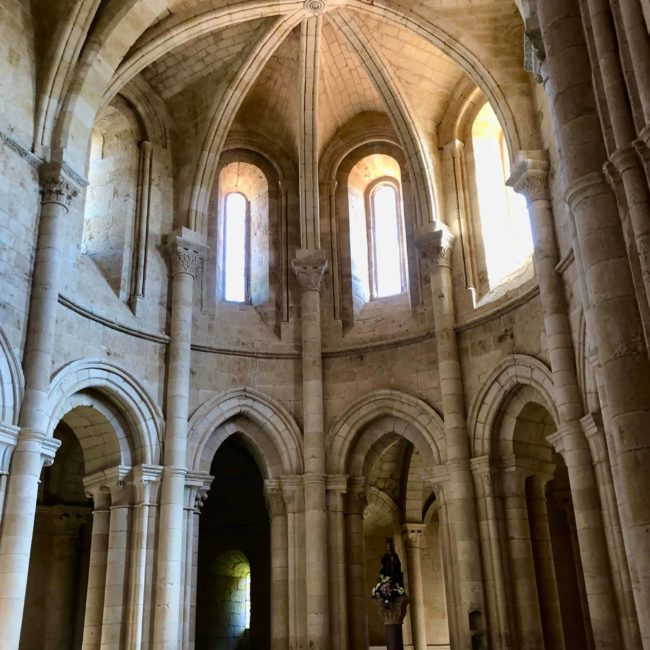 Interior del monasterio con ventanales