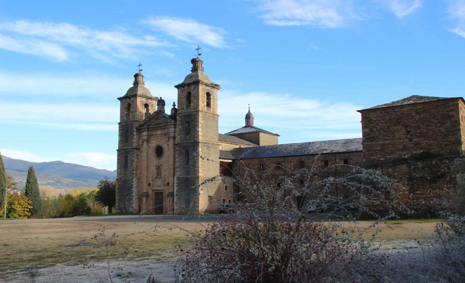 Imagen lejana del monasterio