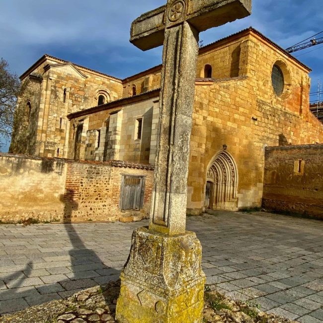 Cruz y monasterio