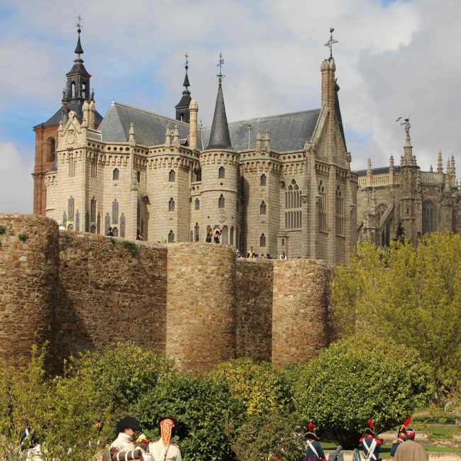 Vista de la muralla y el palacio Gaudí