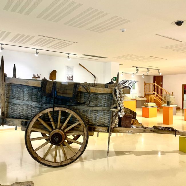 Carro de madera en el museo