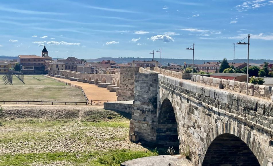 Puente de piedra romano