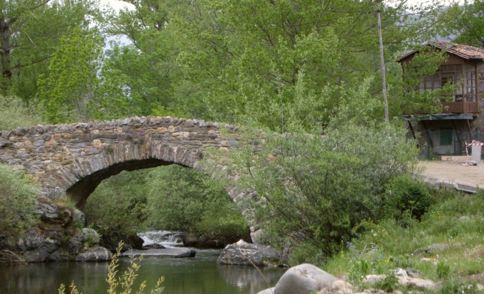 Puente de piedra con un arco