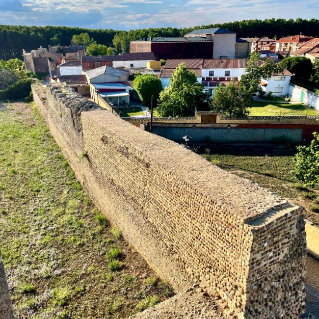 Muralla rodeando el pueblo