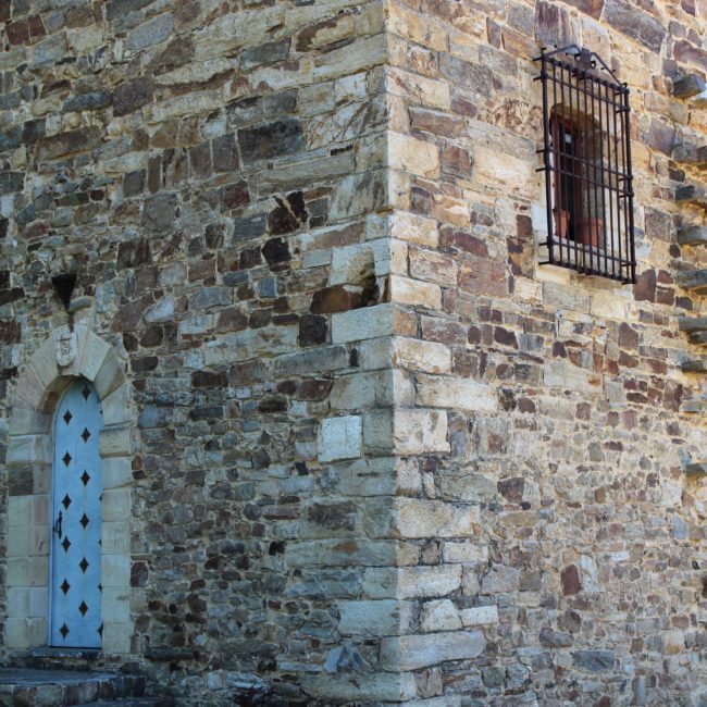 Pared de piedra con las ventanas