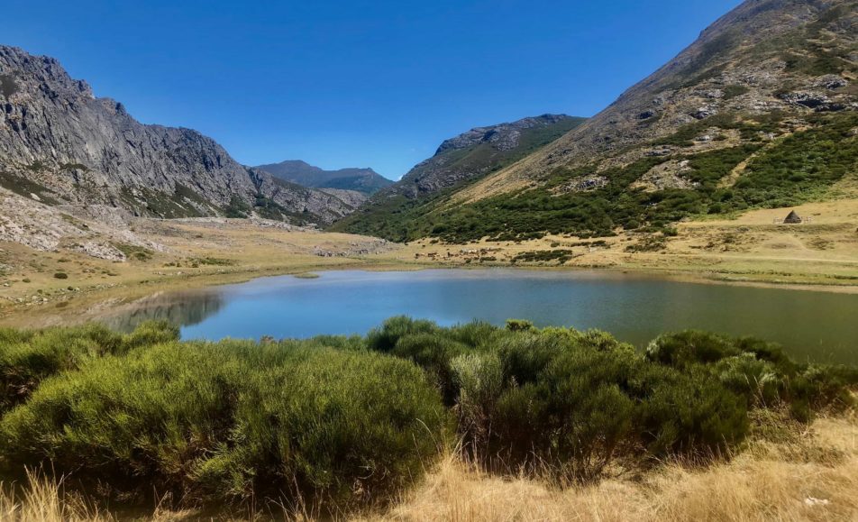 Lago entre montañas