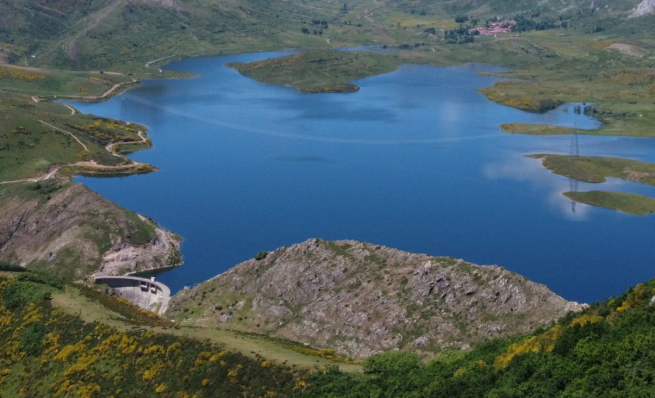 Embalse rodeado de valles y montañas